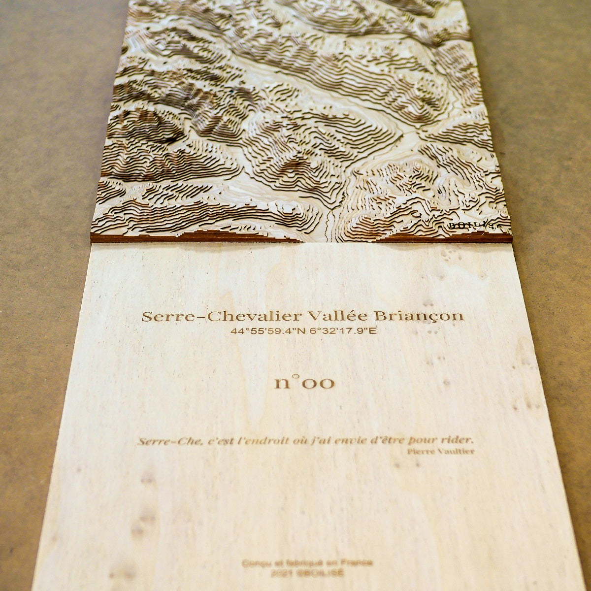 Relief en bois de la vallée de Briançon et dos du tableau personnalisé