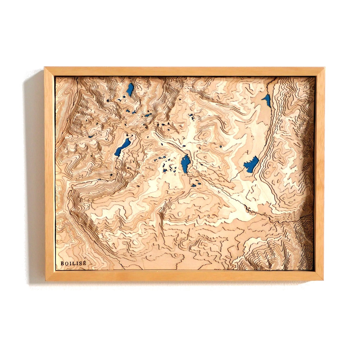 Tableau topographique des stations de ski des Pyréenées Orientales, multiples lacs bleus marines et cadre standard brut