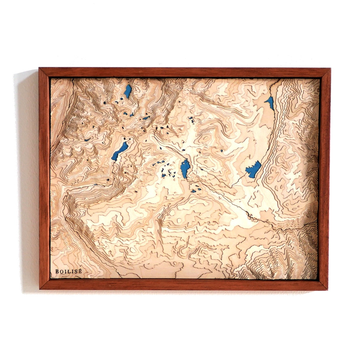Tableau topographique des stations de ski des Pyréenées Orientales, multiples lacs bleus marines et cadre standard brun