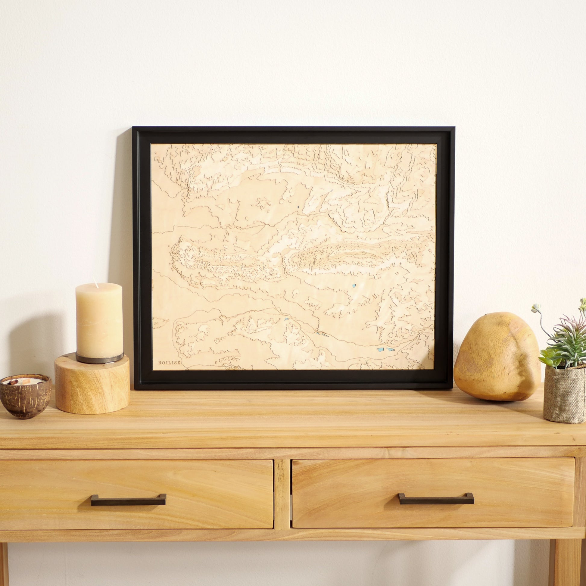 Tableau du Lubéron en bois et en relief posé sur une commode d'entrée