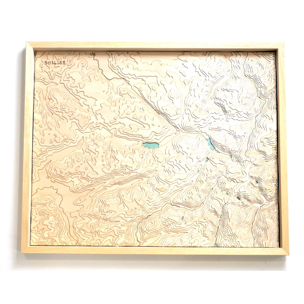 Carte topographique en bois du relief des ballons des vosges avec lacs turquoises et cadre standard brut