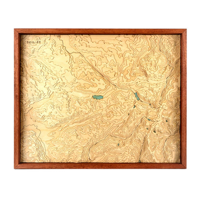 Carte topographique en bois du relief des ballons des vosges avec lacs turquoises et cadre standard brun