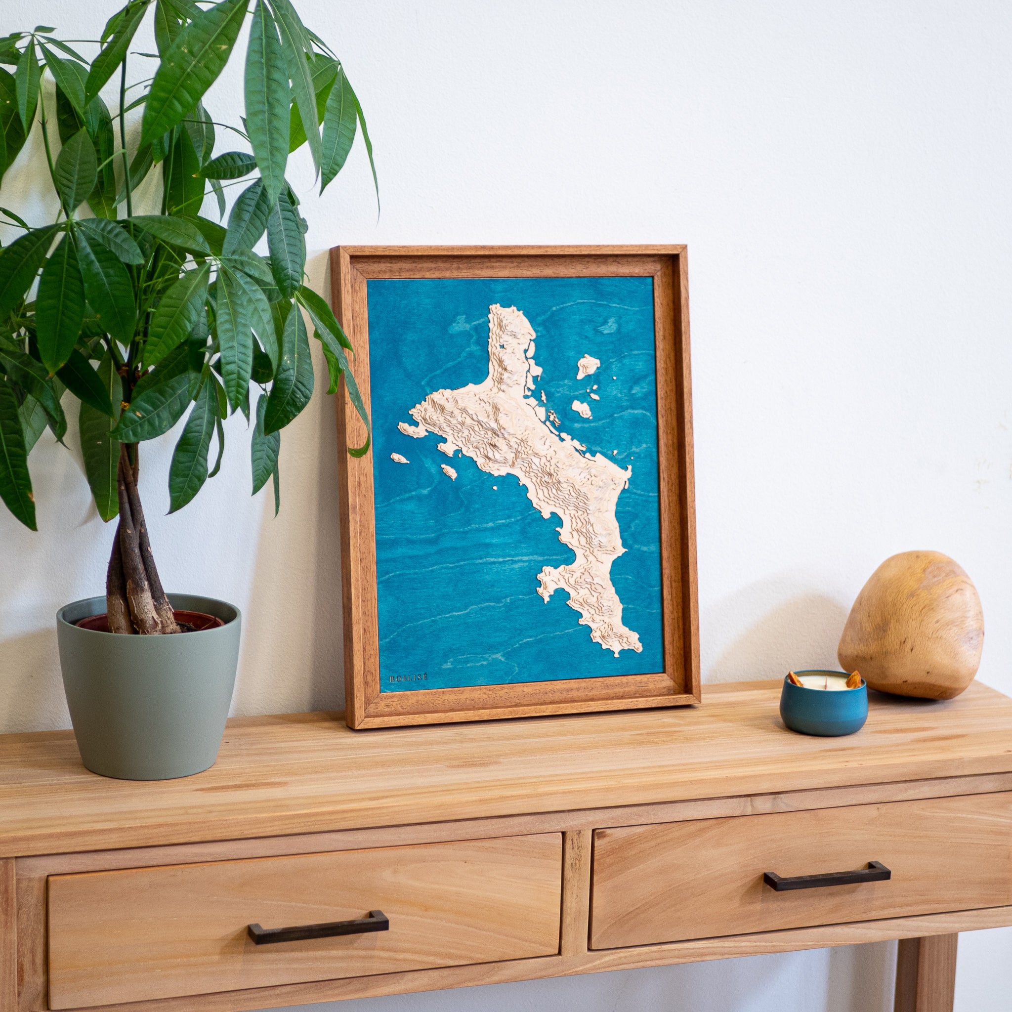 Tableau des Seychelles sur une commode en bois